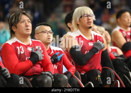Daisuke IKEZAKI du Japon v Australie chante l'hymne national japonais dans le match Rugby en fauteuil roulant - Open - demi-finale à l'Arena champ de mars aux Jeux paralympiques de 2024 à Paris, France. Le Japon a battu l'Australie 52-51. Banque D'Images