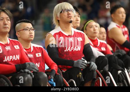 Daisuke IKEZAKI du Japon v Australie chante l'hymne national japonais dans le match Rugby en fauteuil roulant - Open - demi-finale à l'Arena champ de mars aux Jeux paralympiques de 2024 à Paris, France. Le Japon a battu l'Australie 52-51. Banque D'Images