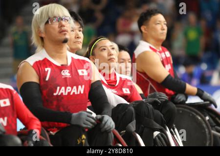 Kae KURAHASHI of Japan (centre) v Australia chante l'hymne national japonais dans le match Rugby en fauteuil roulant - Open - demi-finale à l'Arena champ de mars aux Jeux paralympiques de 2024 à Paris, France. Le Japon a battu l'Australie 52-51. Banque D'Images