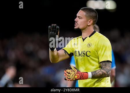 Naples, Italie. 04 octobre 2024. Elia Caprile de SSC Napoli gestes lors de la série Serie A Enilive match entre SSC Napoli et Como 1907 au Stadio Diego Armando Maradona le 4 octobre 2024 à Naples, Italie crédit : Giuseppe Maffia/Alamy Live News Banque D'Images