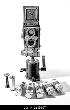 Maryville, Tennessee, États-Unis – 30 septembre 2024 : prise de vue verticale d’un appareil photo Yashica à pellicule antique et de rouleaux de film Fuji en noir vintage Banque D'Images