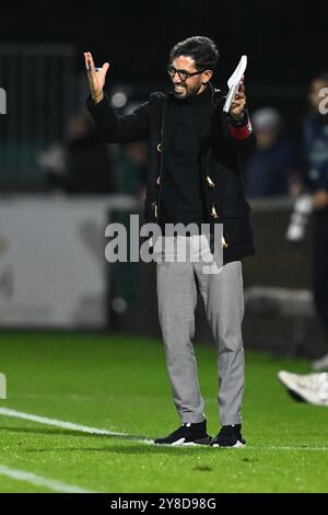 Maasmechelen, Belgique. 04 octobre 2024. L'entraîneur-chef de Deinze Hernan Losada réagit lors d'un match de football entre Patro Eisden et KMSK Deinze, vendredi 04 octobre 2024 à Maasmechelen, lors de la septième journée de la deuxième division du championnat belge 'Challenger Pro League' 2024-2025. BELGA PHOTO JOHAN Eyckens crédit : Belga News Agency/Alamy Live News Banque D'Images
