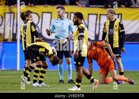 ARNHEM, 04-10-2024, Stadium GelreDome, football, Keukenkampioen divisie, saison 2023/2024, arbitre Robin Hensgens pendant le match vitesse - FC Volendam crédit : Pro Shots/Alamy Live News Banque D'Images