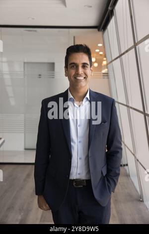 Un dirigeant indien d'âge moyen positif debout au pouvoir Banque D'Images
