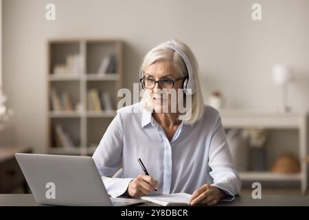 Cours d'écoute féminine, participez à un webinaire éducatif Banque D'Images