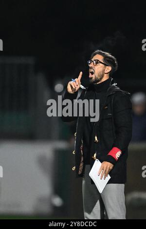 Maasmechelen, Belgique. 04 octobre 2024. L'entraîneur-chef de Deinze Hernan Losada réagit lors d'un match de football entre Patro Eisden et KMSK Deinze, vendredi 04 octobre 2024 à Maasmechelen, lors de la septième journée de la deuxième division du championnat belge 'Challenger Pro League' 2024-2025. BELGA PHOTO JOHAN Eyckens crédit : Belga News Agency/Alamy Live News Banque D'Images