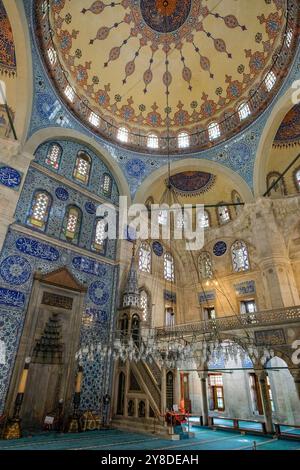 Istanbul, Turquie - 13 septembre 2024 : intérieur de la mosquée Sokollu Mehmed Pacha à Istanbul, Turquie. Banque D'Images