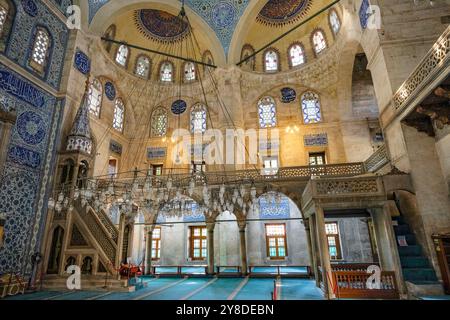 Istanbul, Turquie - 13 septembre 2024 : intérieur de la mosquée Sokollu Mehmed Pacha à Istanbul, Turquie. Banque D'Images