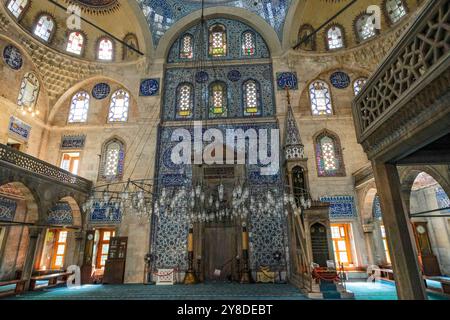 Istanbul, Turquie - 13 septembre 2024 : intérieur de la mosquée Sokollu Mehmed Pacha à Istanbul, Turquie. Banque D'Images