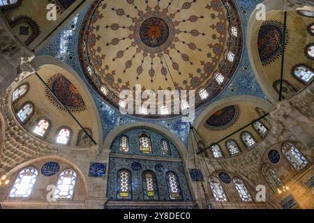 Istanbul, Turquie - 13 septembre 2024 : intérieur de la mosquée Sokollu Mehmed Pacha à Istanbul, Turquie. Banque D'Images