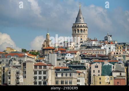 Istanbul, Turquie - 18 septembre 2024 : la Tour Galata est une ancienne tour génoise située dans le quartier Beyoglu d'Istanbul, en Turquie. Banque D'Images