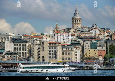 Istanbul, Turquie - 18 septembre 2024 : la Tour Galata est une ancienne tour génoise située dans le quartier Beyoglu d'Istanbul, en Turquie. Banque D'Images