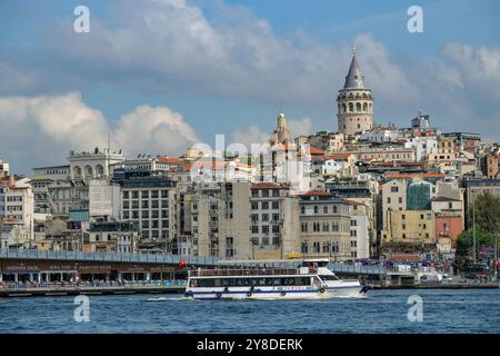 Istanbul, Turquie - 18 septembre 2024 : la Tour Galata est une ancienne tour génoise située dans le quartier Beyoglu d'Istanbul, en Turquie. Banque D'Images