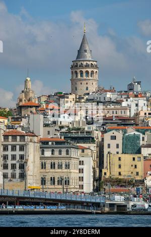 Istanbul, Turquie - 18 septembre 2024 : la Tour Galata est une ancienne tour génoise située dans le quartier Beyoglu d'Istanbul, en Turquie. Banque D'Images