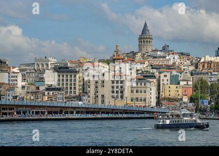 Istanbul, Turquie - 18 septembre 2024 : la Tour Galata est une ancienne tour génoise située dans le quartier Beyoglu d'Istanbul, en Turquie. Banque D'Images