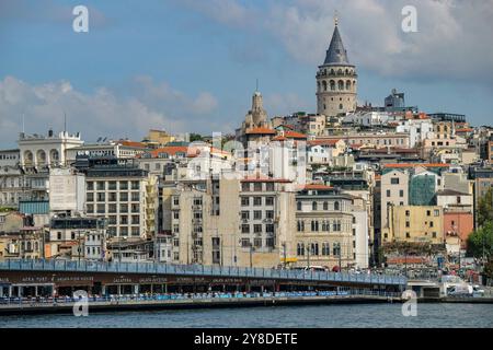 Istanbul, Turquie - 18 septembre 2024 : la Tour Galata est une ancienne tour génoise située dans le quartier Beyoglu d'Istanbul, en Turquie. Banque D'Images