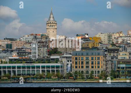 Istanbul, Turquie - 18 septembre 2024 : la Tour Galata est une ancienne tour génoise située dans le quartier Beyoglu d'Istanbul, en Turquie. Banque D'Images