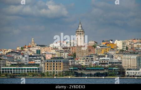 Istanbul, Turquie - 18 septembre 2024 : la Tour Galata est une ancienne tour génoise située dans le quartier Beyoglu d'Istanbul, en Turquie. Banque D'Images