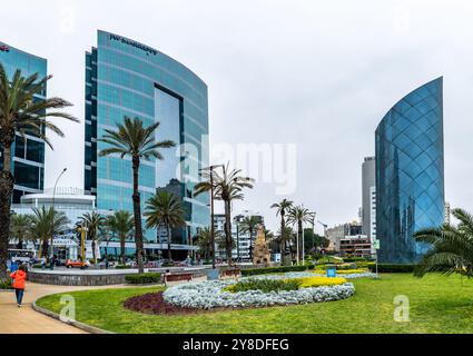 Bâtiments modernes dans le quartier de Miraflores, Lima, Pérou, Amérique du Sud. Banque D'Images