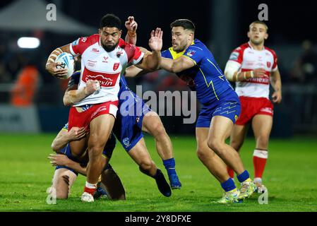 Kelepi Tanginoa de Hull KR (à gauche) est attaqué lors de la Betfred Super League, match de demi-finale de play-off à Craven Park, Hull. Date de la photo : vendredi 4 octobre 2024. Banque D'Images