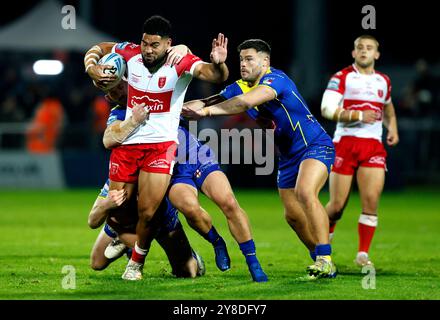 Kelepi Tanginoa de Hull KR (à gauche) est attaqué lors de la Betfred Super League, match de demi-finale de play-off à Craven Park, Hull. Date de la photo : vendredi 4 octobre 2024. Banque D'Images