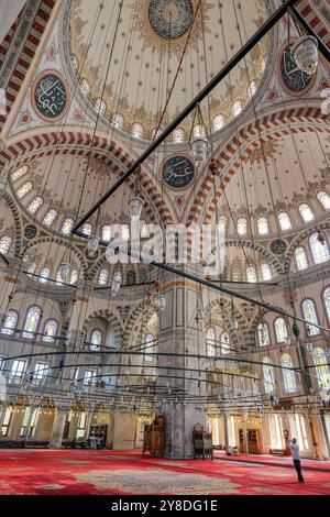 Istanbul, Turquie - 25 septembre 2024 : Mosquée Fatih ou Mosquée du Conquérant dans le district de Fatih à Istanbul, Turquie. Banque D'Images