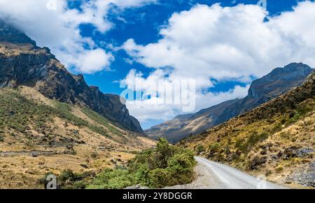 Route de gravier à travers les hautes terres des montagnes des Andes. Pérou, Amérique du Sud. Banque D'Images
