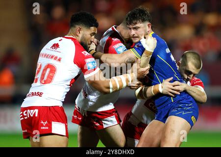 Jordan Crowther de Warrington Wolves (au centre) est attaqué par Kelepi Tanginoa de Hull KR (à gauche) lors du match de demi-finale de Betfred Super League à Craven Park, Hull. Date de la photo : vendredi 4 octobre 2024. Banque D'Images