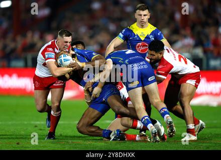 Jack Broadbent de Hull KR (à gauche) est attaqué par Rodrick Tai des Warrington Wolves lors de la Betfred Super League, match de demi-finale à Craven Park, Hull. Date de la photo : vendredi 4 octobre 2024. Banque D'Images