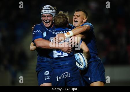 Gus Warr (au centre) des Sale Sharks célèbre avec ses coéquipiers après avoir marqué le deuxième essai de leur équipe lors du Gallagher Premiership match au Salford Community Stadium, Salford. Date de la photo : vendredi 4 octobre 2024. Banque D'Images