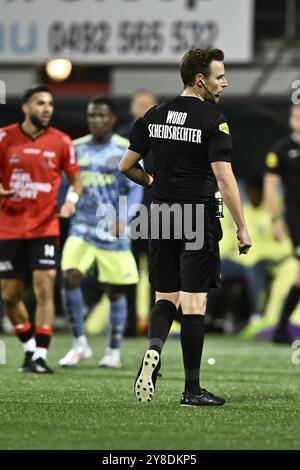 HELMOND, 04-10-2024, GS Staalwerken Stadium, Dutch Keukenkampioen divisie, saison 2024-2025. Helmond Sport - Jong Ajax. Arbitre Gerrets avec un appel pour devenir arbitre Banque D'Images