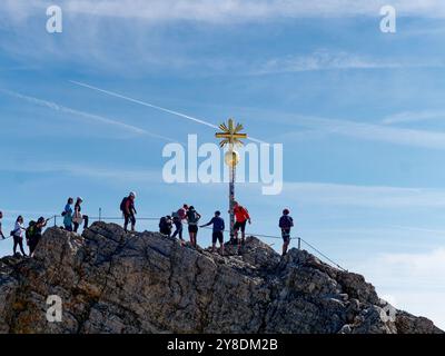 Garmisch-Partenkirchen, Allemagne - 12 août 2024. Embouteillage des randonneurs à la croix sommitale de Zugspitze, la plus haute montagne d'Allemagne. Banque D'Images