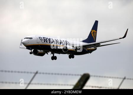 Gros plan du Boeing 737-8AS(WL) EI-DCJ Ryanair, arrivant à atterrir. Banque D'Images