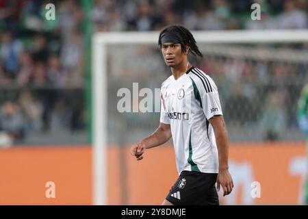 Varsovie, Pologne. 03 Oct, 2024. Maxi Oyedele de Legia Warszawa vu lors du match de l'UEFA Conference League 2024/2025 entre Legia Warszawa et Real Betis Balompie au stade municipal Marshall Jozef Pilsudskis de Legia Varsovie. Score final : Legia Warszawa 1:0 Real Betis Balompie. (Photo de Grzegorz Wajda/SOPA images/SIPA USA) crédit : SIPA USA/Alamy Live News Banque D'Images