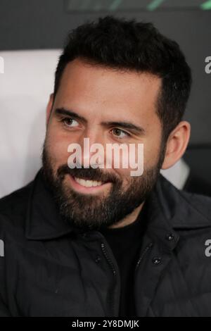 Varsovie, Pologne. 03 Oct, 2024. L'entraîneur Goncalo Feio de Legia Warszawa vu lors du match de l'UEFA Conference League 2024/2025 entre Legia Warszawa et Real Betis Balompie au stade municipal Marshall Jozef Pilsudskis de Legia Varsovie. Score final : Legia Warszawa 1:0 Real Betis Balompie. (Photo de Grzegorz Wajda/SOPA images/SIPA USA) crédit : SIPA USA/Alamy Live News Banque D'Images