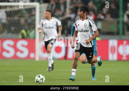 Varsovie, Pologne. 03 Oct, 2024. Maxi Oyedele de Legia Warszawa vu en action lors du match de l'UEFA Conference League 2024/2025 entre Legia Warszawa et Real Betis Balompie au stade municipal Marshall Jozef Pilsudskis de Legia Varsovie. Score final : Legia Warszawa 1:0 Real Betis Balompie. (Photo de Grzegorz Wajda/SOPA images/SIPA USA) crédit : SIPA USA/Alamy Live News Banque D'Images