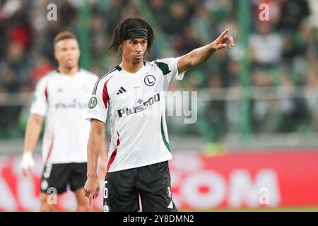 Varsovie, Pologne. 03 Oct, 2024. Maxi Oyedele de Legia Warszawa vu lors du match de l'UEFA Conference League 2024/2025 entre Legia Warszawa et Real Betis Balompie au stade municipal Marshall Jozef Pilsudskis de Legia Varsovie. Score final : Legia Warszawa 1:0 Real Betis Balompie. (Photo de Grzegorz Wajda/SOPA images/SIPA USA) crédit : SIPA USA/Alamy Live News Banque D'Images