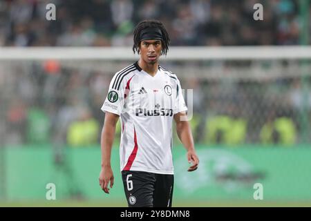 Varsovie, Pologne. 03 Oct, 2024. Maxi Oyedele de Legia Warszawa vu lors du match de l'UEFA Conference League 2024/2025 entre Legia Warszawa et Real Betis Balompie au stade municipal Marshall Jozef Pilsudskis de Legia Varsovie. Score final : Legia Warszawa 1:0 Real Betis Balompie. (Photo de Grzegorz Wajda/SOPA images/SIPA USA) crédit : SIPA USA/Alamy Live News Banque D'Images