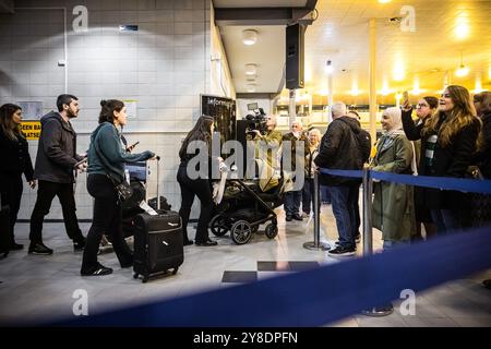 EINDHOVEN - des ressortissants néerlandais, belges, finlandais et irlandais rappelés de Beyrouth sont arrivés à la base aérienne d'Eindhoven par des avions militaires. La situation sécuritaire au Liban s’est gravement détériorée en raison d’une bataille à enjeux élevés entre Israël et le Hezbollah. ANP ROB ENGELAAR netherlands Out - belgique Out Credit : ANP/Alamy Live News Banque D'Images