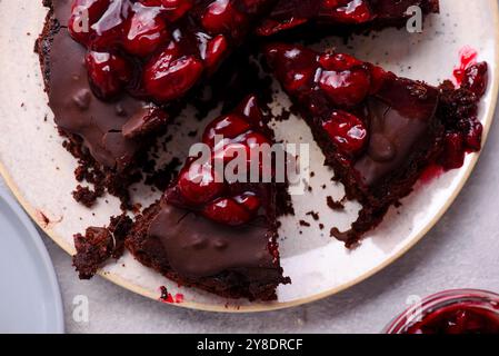 Tarte aux truffes au chocolat avec garniture aux cerises. .style hugge. mise au point sélective. vue supérieure Banque D'Images