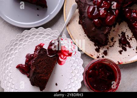 Tarte aux truffes au chocolat avec garniture aux cerises. .style hugge. mise au point sélective. vue supérieure Banque D'Images