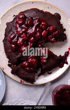 Tarte aux truffes au chocolat avec garniture aux cerises. .style hugge. mise au point sélective. vue supérieure Banque D'Images