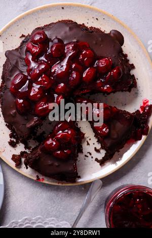 Tarte aux truffes au chocolat avec garniture aux cerises. .style hugge. mise au point sélective. vue supérieure Banque D'Images