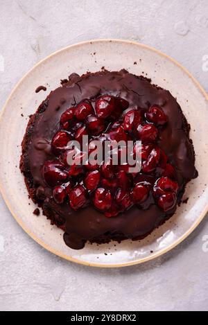 Tarte aux truffes au chocolat avec garniture aux cerises. .style hugge. mise au point sélective. vue supérieure Banque D'Images