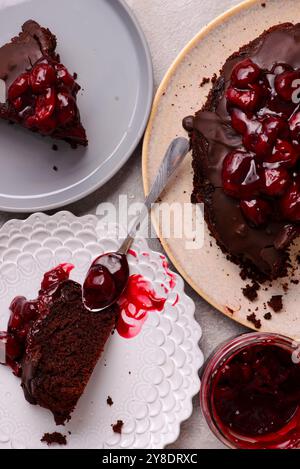 Tarte aux truffes au chocolat avec garniture aux cerises. .style hugge. mise au point sélective. vue supérieure Banque D'Images