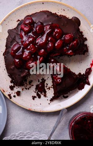 Tarte aux truffes au chocolat avec garniture aux cerises. .style hugge. mise au point sélective. vue supérieure Banque D'Images