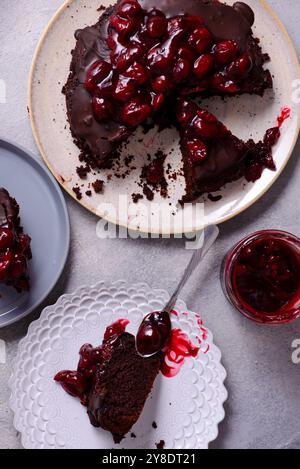 Tarte aux truffes au chocolat avec garniture aux cerises. .style hugge. mise au point sélective. vue supérieure Banque D'Images