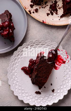 Tarte aux truffes au chocolat avec garniture aux cerises. .style hugge. mise au point sélective. vue supérieure Banque D'Images