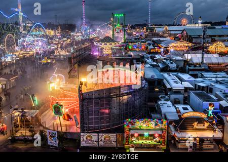 Die Wiesnlichter leuchten am Freitagabend, Blick von oben auf die Theresienwiese, München, 4. Oktober 2024 Deutschland, München, 4. Oktober 2024, die Wiesn leuchtet, Überblick über das Oktoberfest vom Bayern Tower aus, Freitagabend, 3. Wiesn-Wochenende, das Endes des Oktoberfests naht, Sonntag ist der letzte Wiesntag, bayerisch, Oktoberfest 2024, Volksfest, Bayern, *** les lumières Wiesn brillent vendredi soir, vue d'en haut de la Theresienwiese, Munich, 4 octobre 2024 Allemagne, Munich, le 4 octobre 2024, le Wiesn s'allume, vue d'ensemble de l'Oktoberfest depuis la tour Bayern, vendredi soir, 3 Banque D'Images