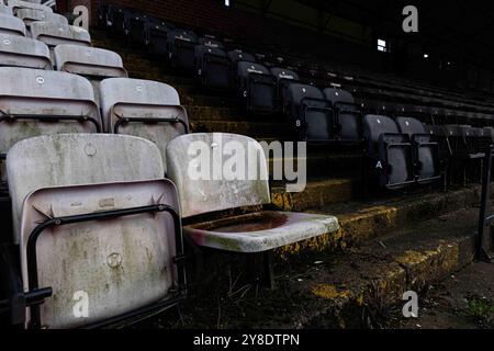 Rotherham, Royaume-Uni. 04 octobre 2024. Sièges anciens et sales vus au Millmoor Stadium, l'ancien domicile du Rotherham United FC qui est maintenant rouvert au public. Rotherham United a joué pour la dernière fois à Millmoor il y a 16 ans, mais maintenant le Ghost Ground redevient vivant avec le terrain mis en service pour la location par les équipes locales. Crédit : SOPA images Limited/Alamy Live News Banque D'Images